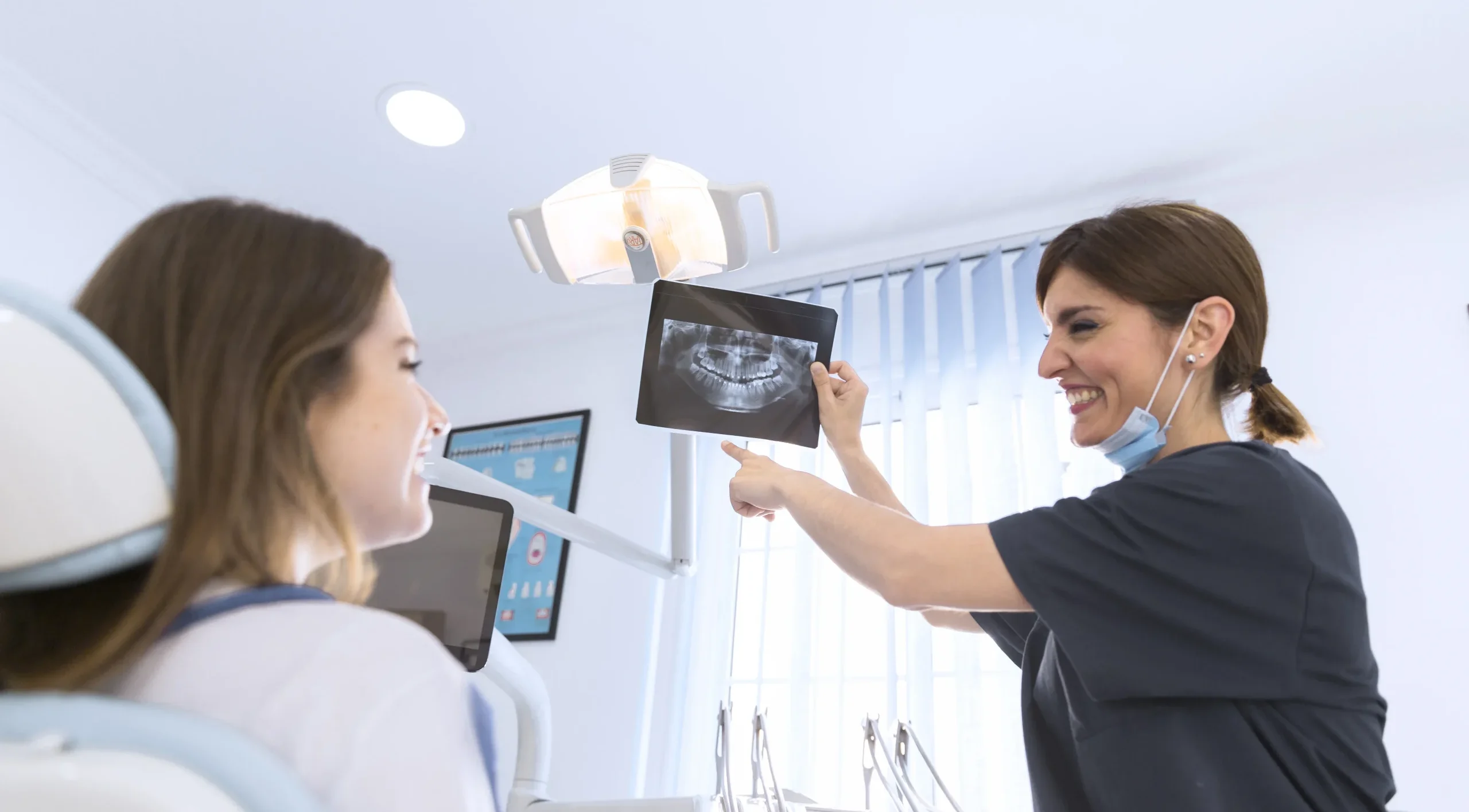Explicación de una radiografía dental a una paciente